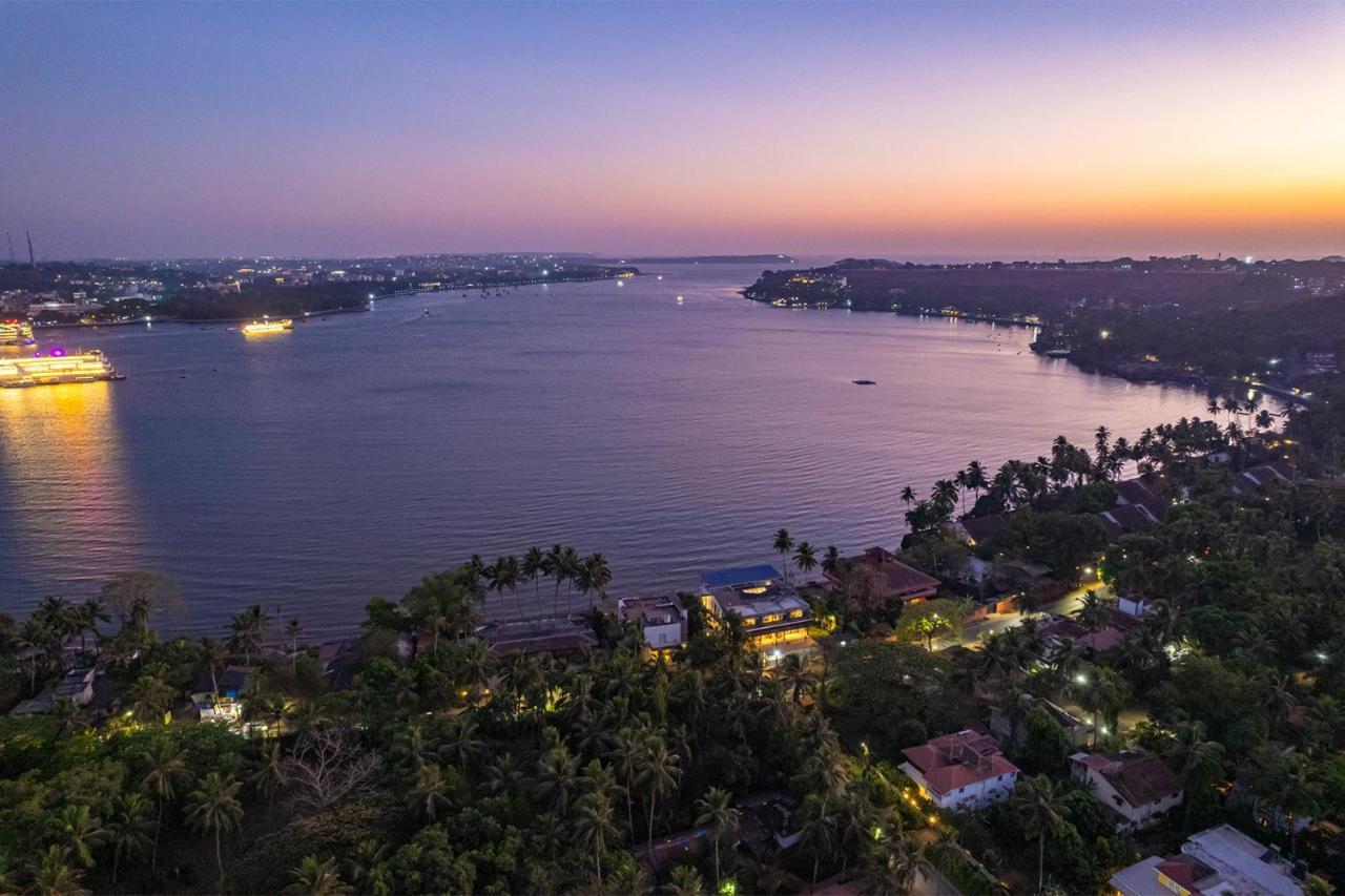 Oceanic Sunsets With River View, Comp Breakfast & Infinity Pool At Stayvista Verem Kültér fotó
