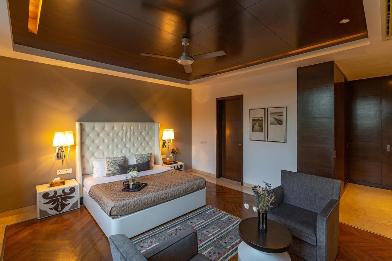 Oceanic Sunsets With River View, Comp Breakfast & Infinity Pool At Stayvista Verem Kültér fotó