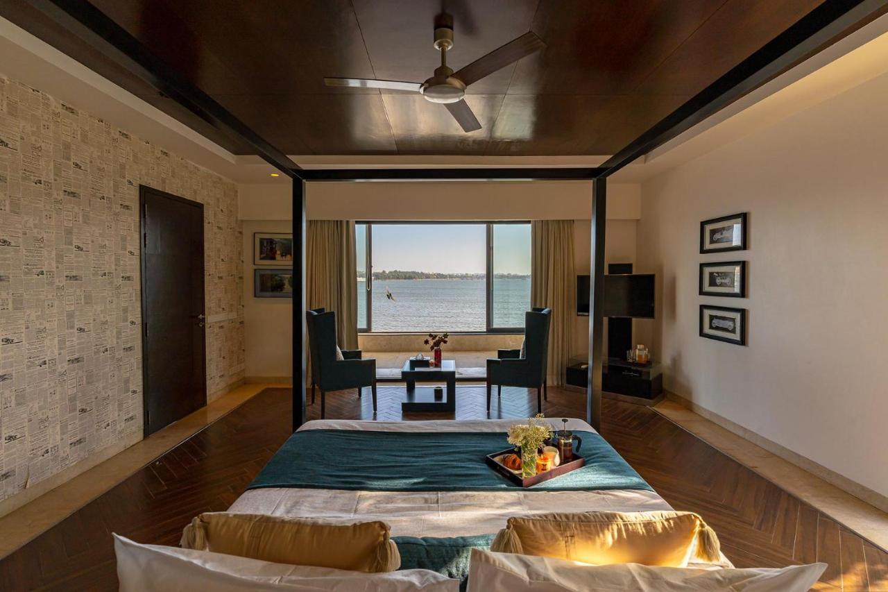 Oceanic Sunsets With River View, Comp Breakfast & Infinity Pool At Stayvista Verem Kültér fotó