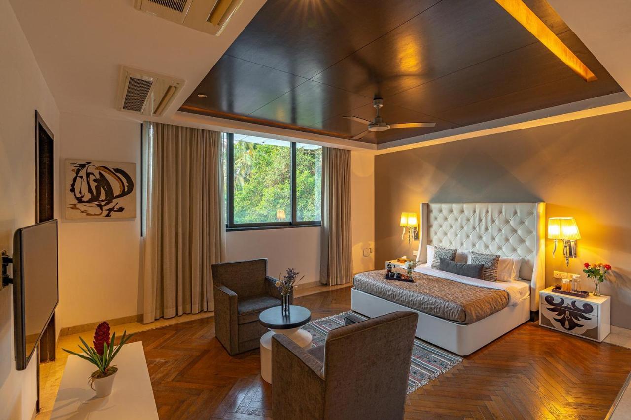 Oceanic Sunsets With River View, Comp Breakfast & Infinity Pool At Stayvista Verem Kültér fotó