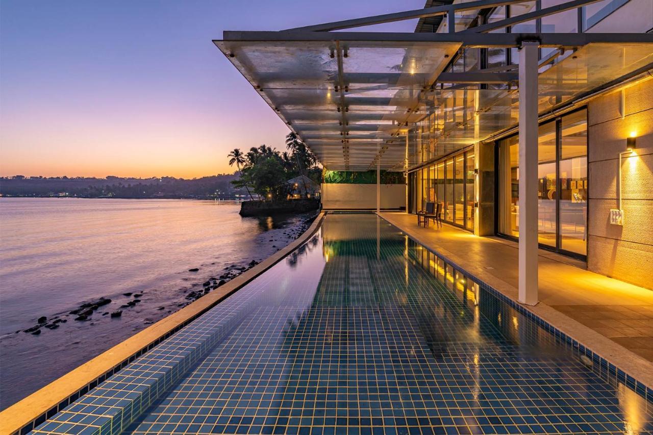 Oceanic Sunsets With River View, Comp Breakfast & Infinity Pool At Stayvista Verem Kültér fotó