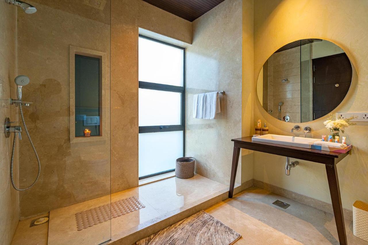 Oceanic Sunsets With River View, Comp Breakfast & Infinity Pool At Stayvista Verem Kültér fotó